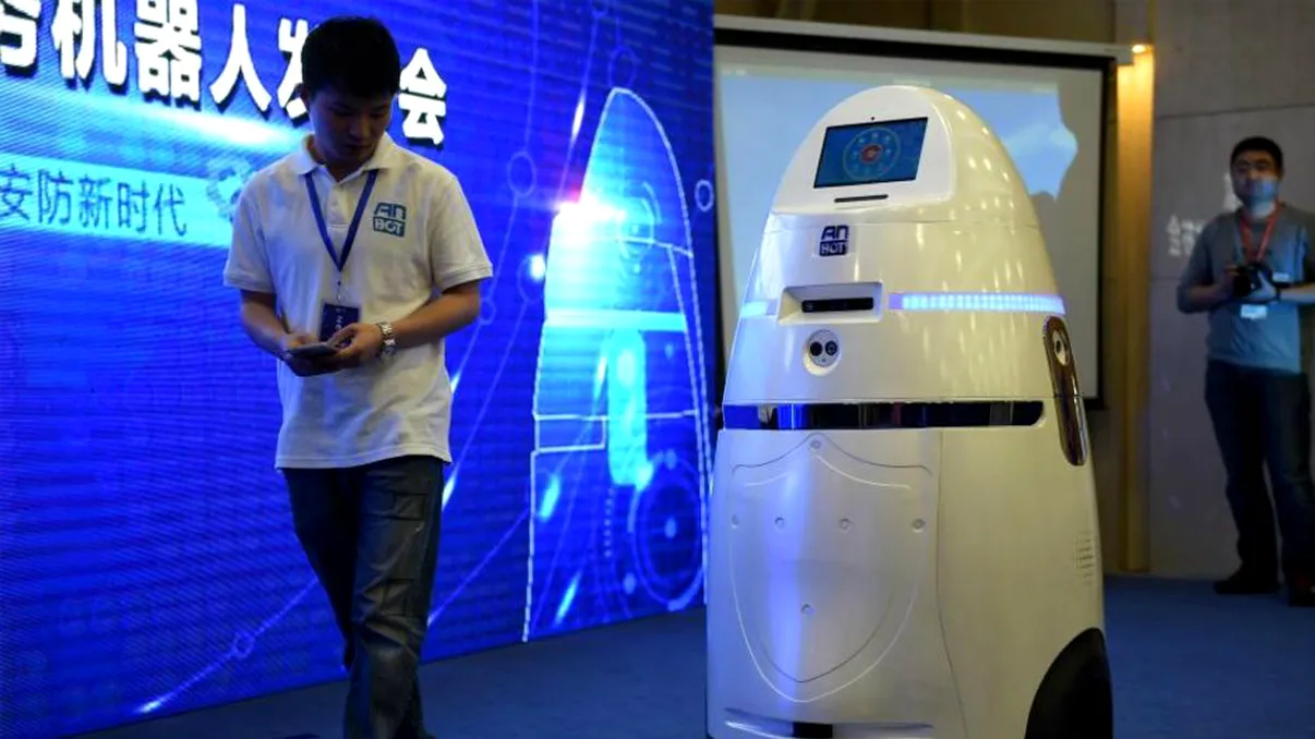 Chinezii au lansat un robot polițist care poate electrocuta infractorii