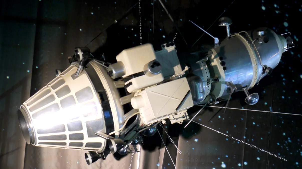 Primul vehicul care a orbitat Luna era programat să transmită imnul comuniștilor