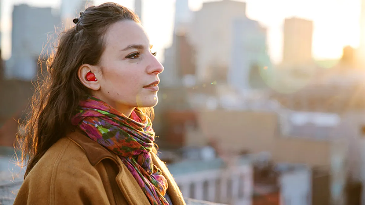 Aceste căști traduc fraze în limbi străine în timp real