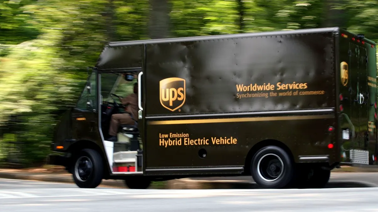 UPS vă ajută să urmăriți pachetele internaționale până la ușă