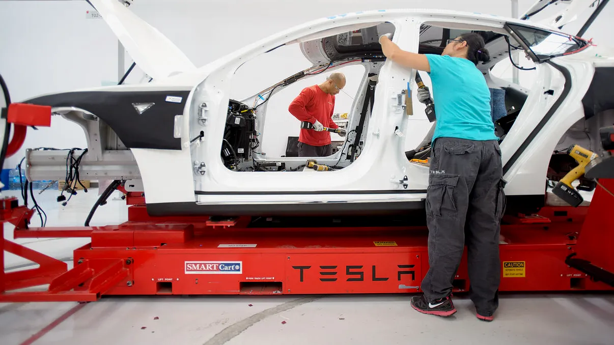 Tesla exploatează muncitori est-europeni la fabricile din SUA