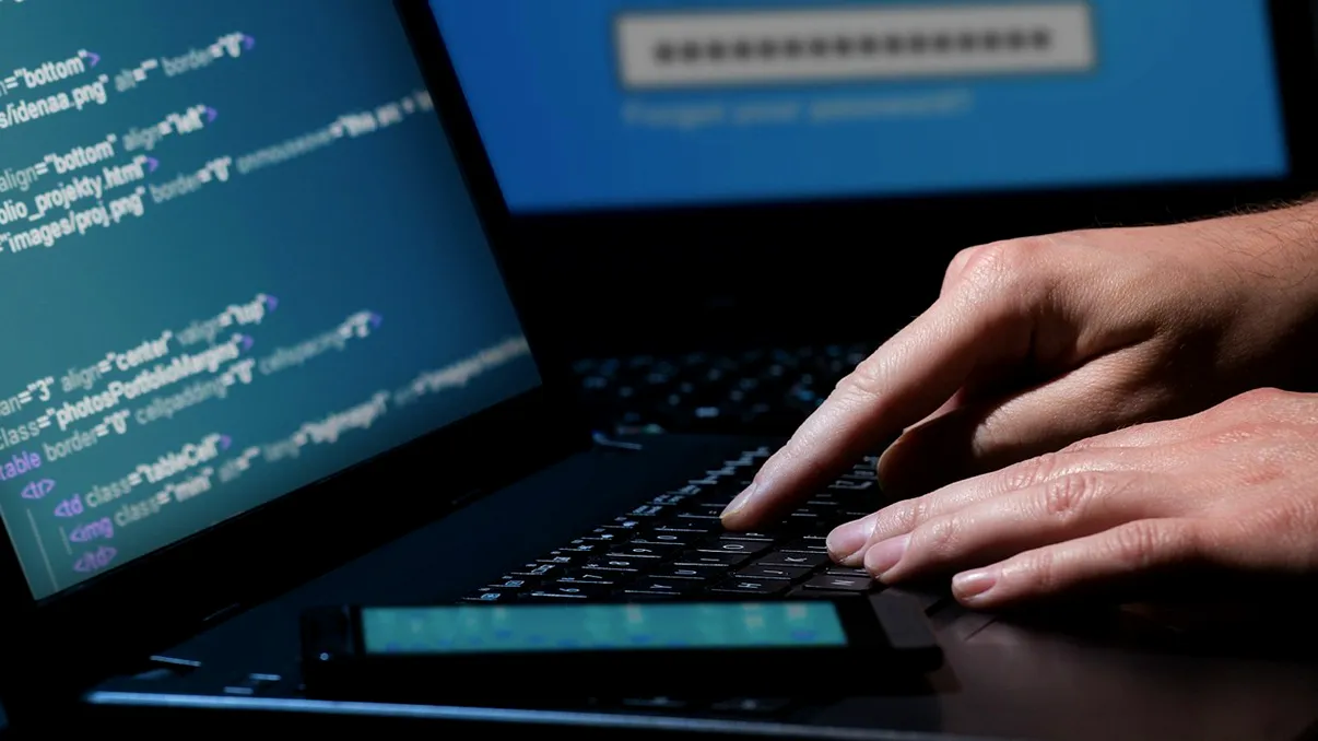 Dacă mailul tău e pe această listă, ar trebui să-ți schimbi imediat parolele