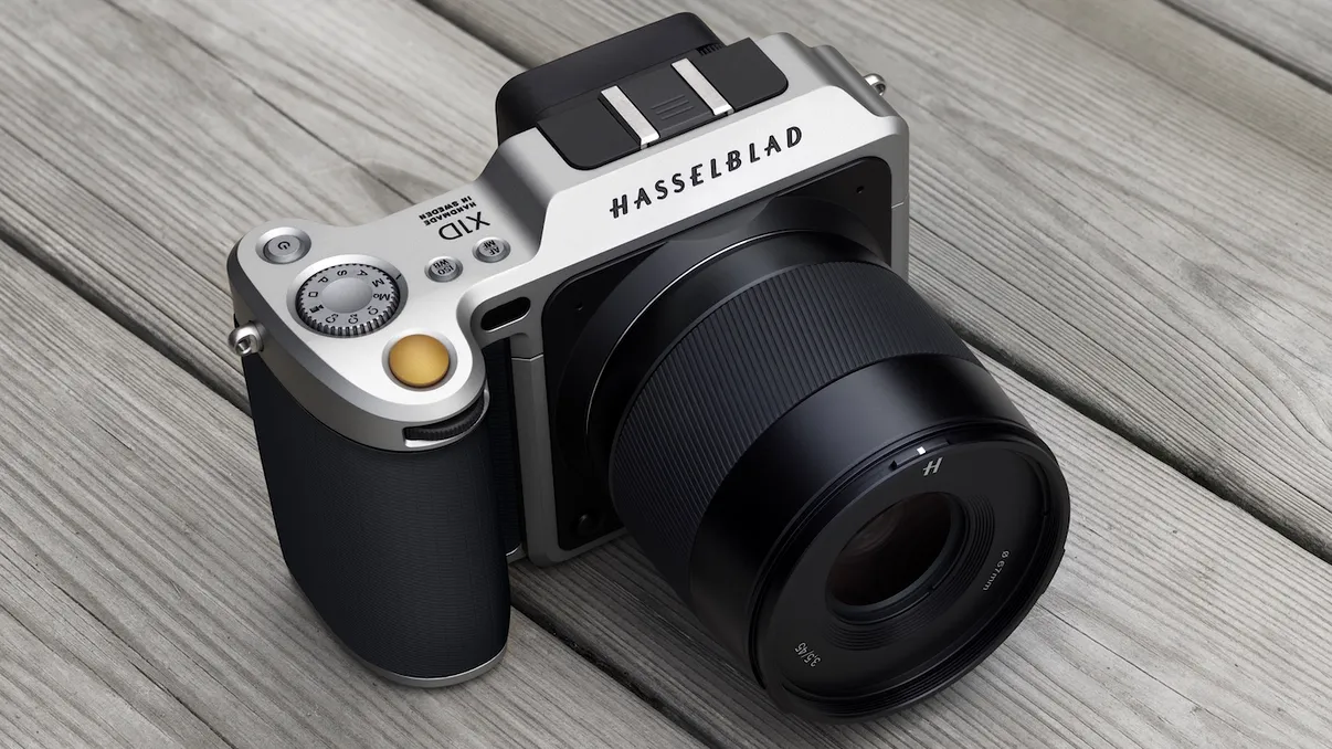 Hasselblad X1D reinventează camerele de format mediu printr-un mirrorless