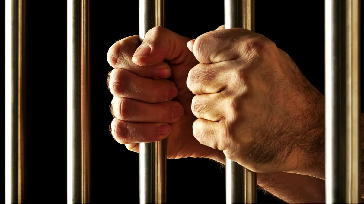 Revista presei: revoltele din penitenciare se extind; cei trei noi judecători ai Curții Constituționale își preiau oficial mandatul; 40 de tineri ținuți legați cu lanțuri de o grupare de traficanți