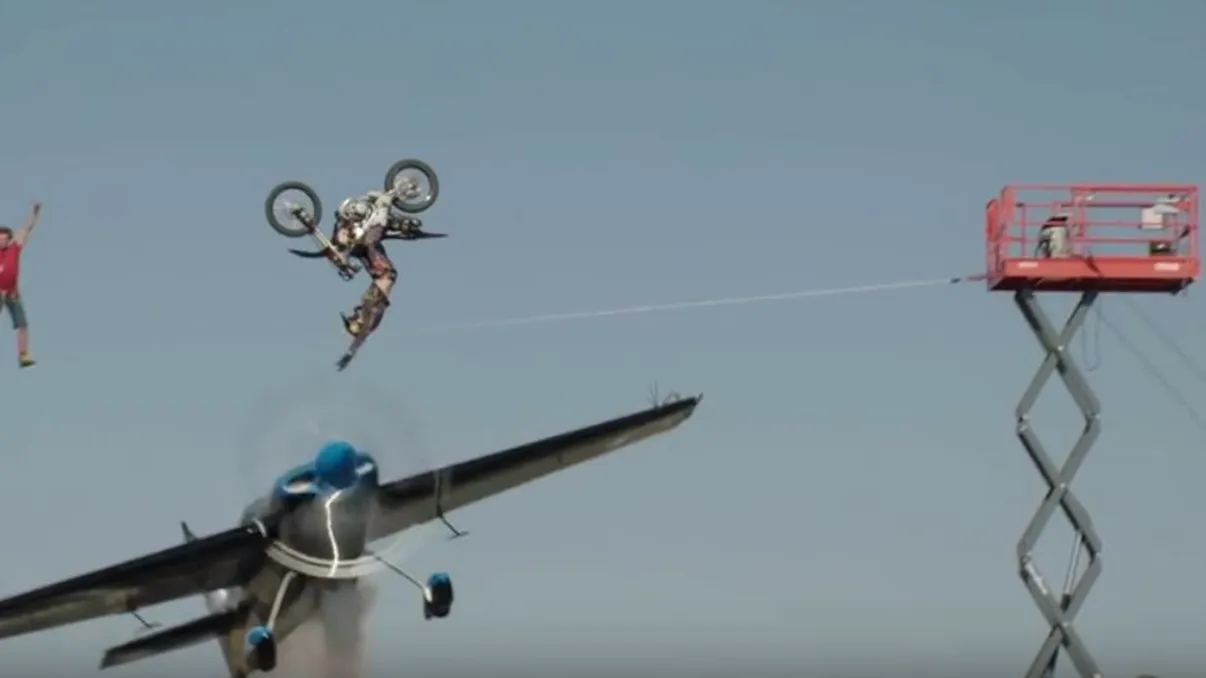 Cea mai dementă cascadorie implică un avion, o motocicletă și mersul pe sfoară [VIDEO]