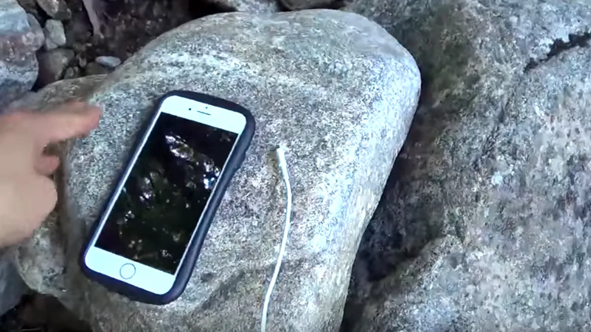 Acest încărcător de telefon funcționează pe bază de apă