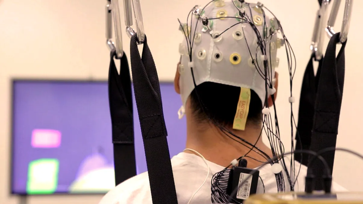 Pacienții complet paralizați pot merge din nou datorită exoscheleților și realității virtuale