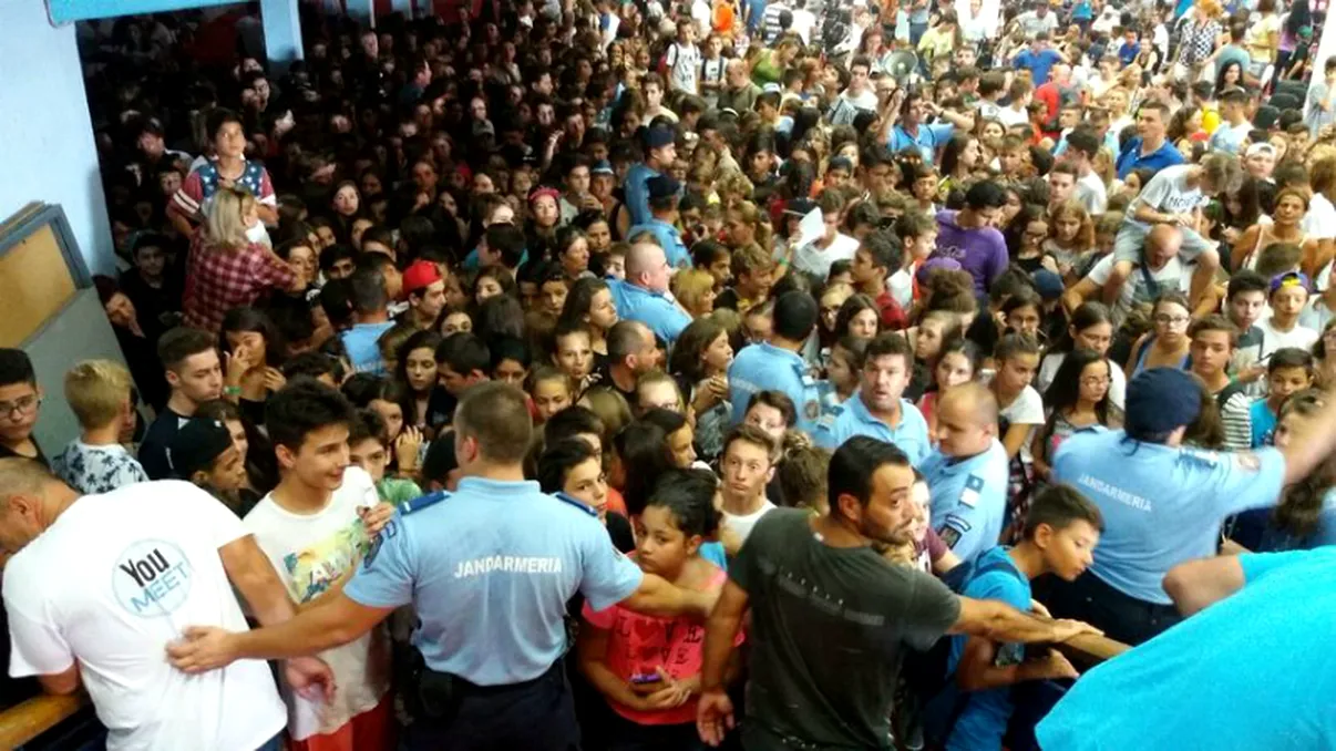 Sute de oameni evacuați de la o întâlnire cu YouTuberi