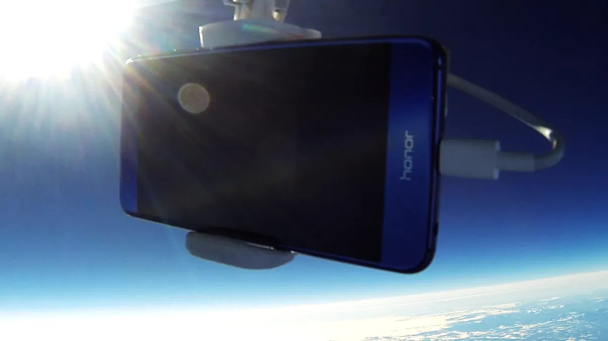 Urmărește în direct cum Huawei trimite un smartphone în spațiu