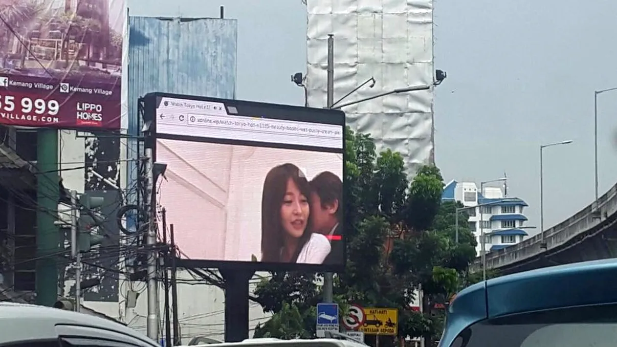 Un bărbat a fost arestat pentru difuzarea unui film porno pe un panou public