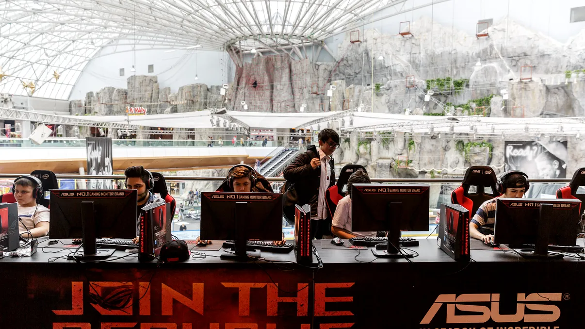 Turneu de mall: poți juca CS:GO, Overwatch sau DotA pe PC-uri ASUS ROG
