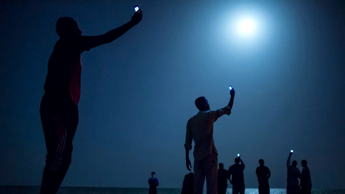Cum poți să fotografiezi Super Luna cu telefonul mobil