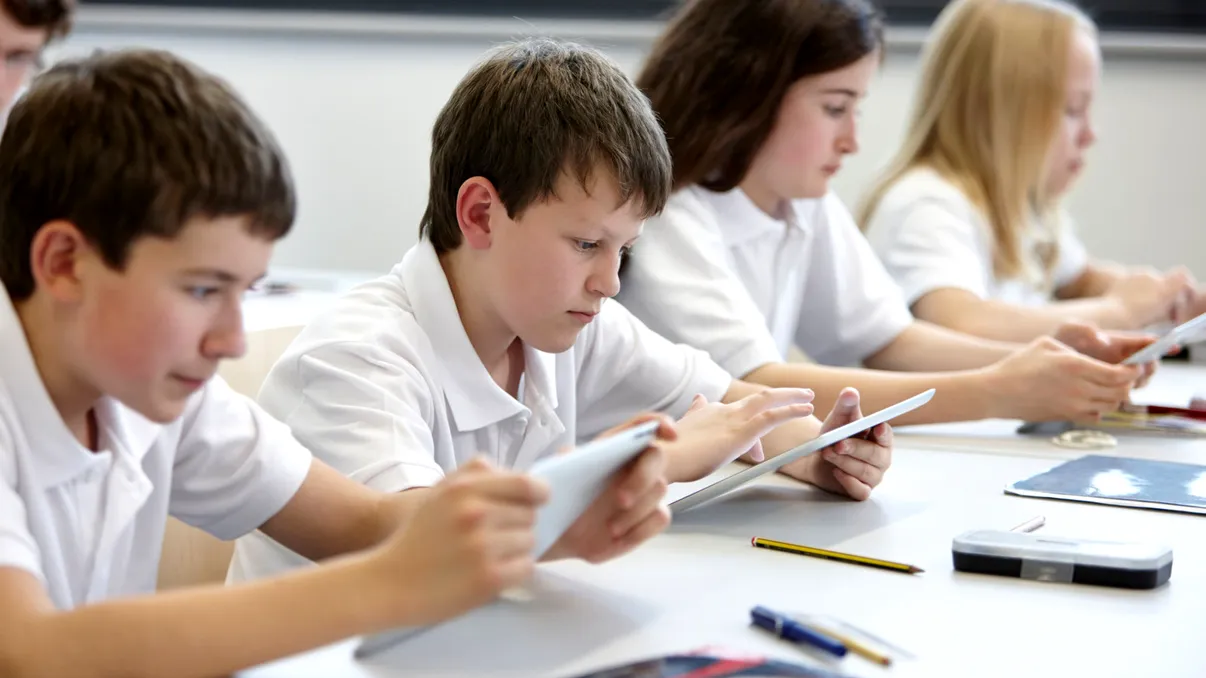 Tinerii nu pot să facă diferența între știri false și cele adevărate