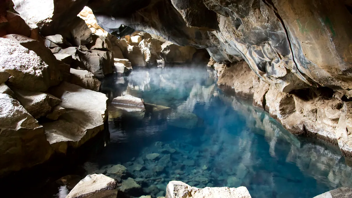 Pământul ascunde oceane subterane, la sute de kilometri adâncime