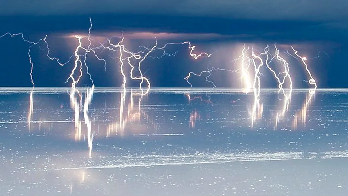 Oamenii de știință au descoperit cum apa conduce electricitatea