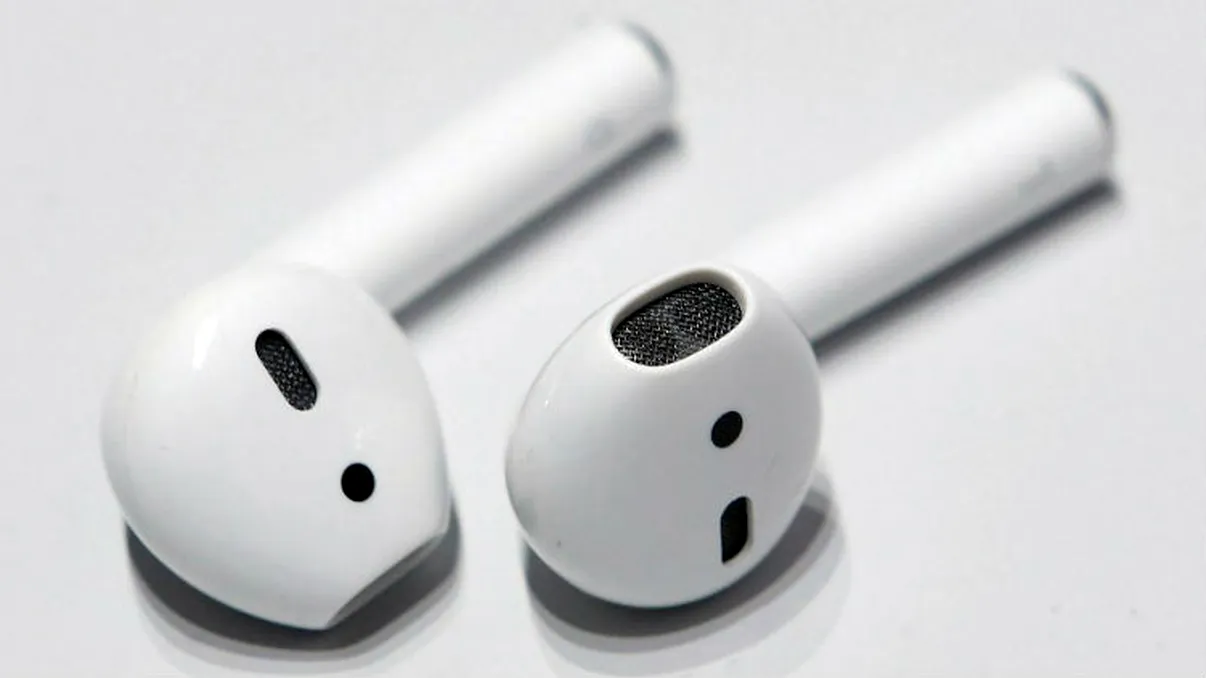 Cât costă înlocuirea unei căști AirPods de la Apple