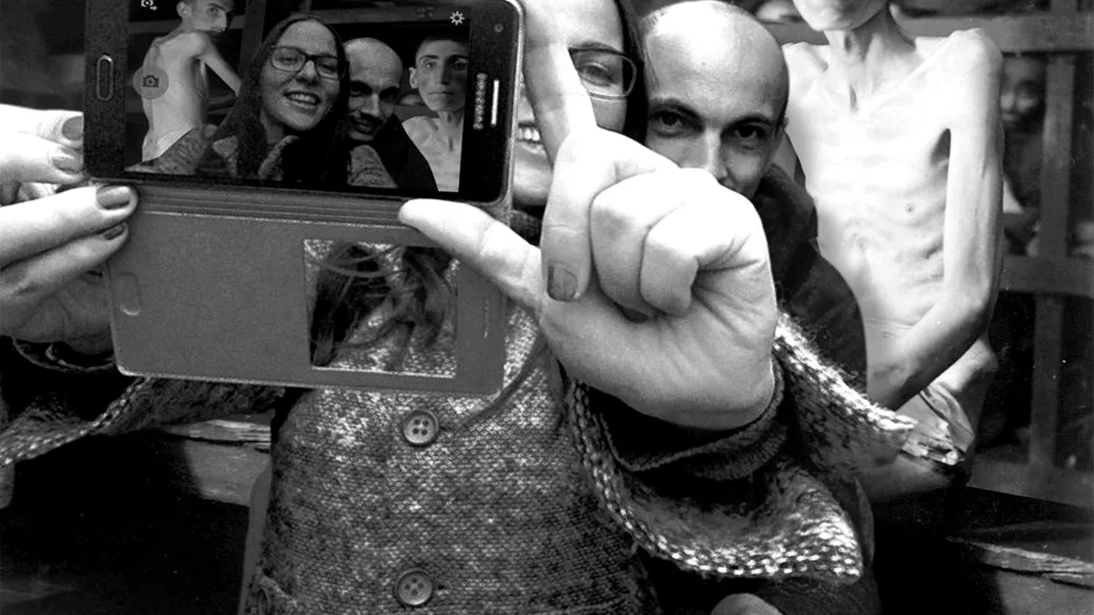 Yolocaust îți arată de ce e jignitor să te pozezi la Memorialul Holocaustului