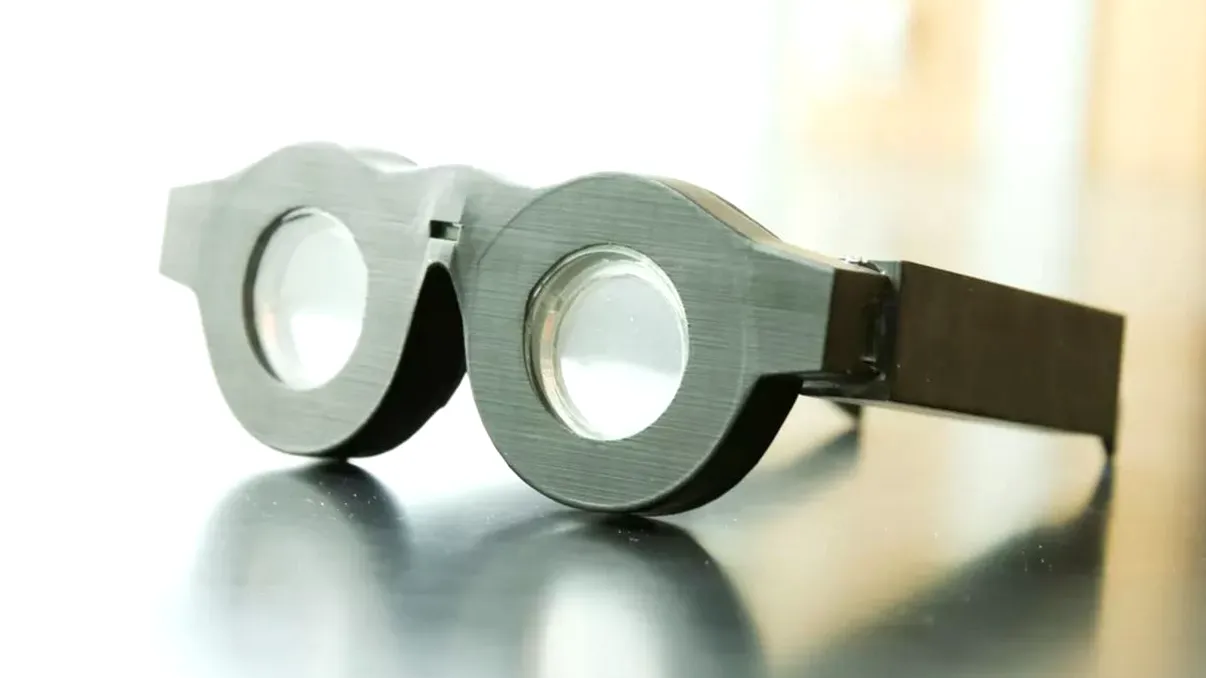 Acești ochelari inteligenți focalizează pe orice obiect la care te uiți