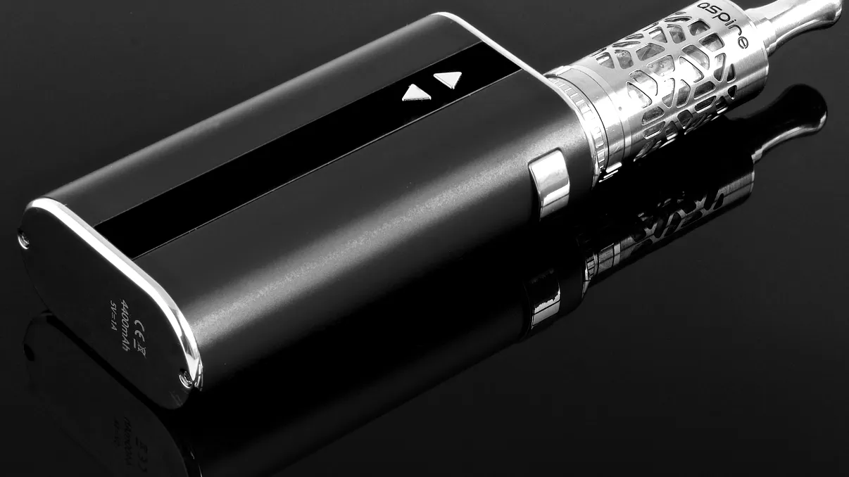 O țigară electronică explodată a lăsat un tânăr fără 7 dinți