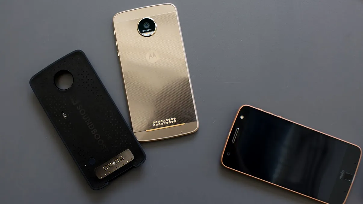 Noile Moto Mods îți vor transforma telefonul într-un instrument de gaming
