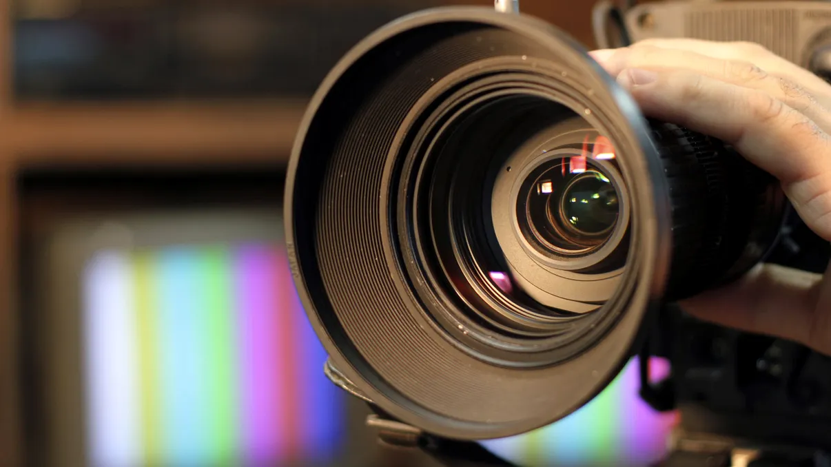 Clipurile de pe Facebook vor fi întrerupte de reclame