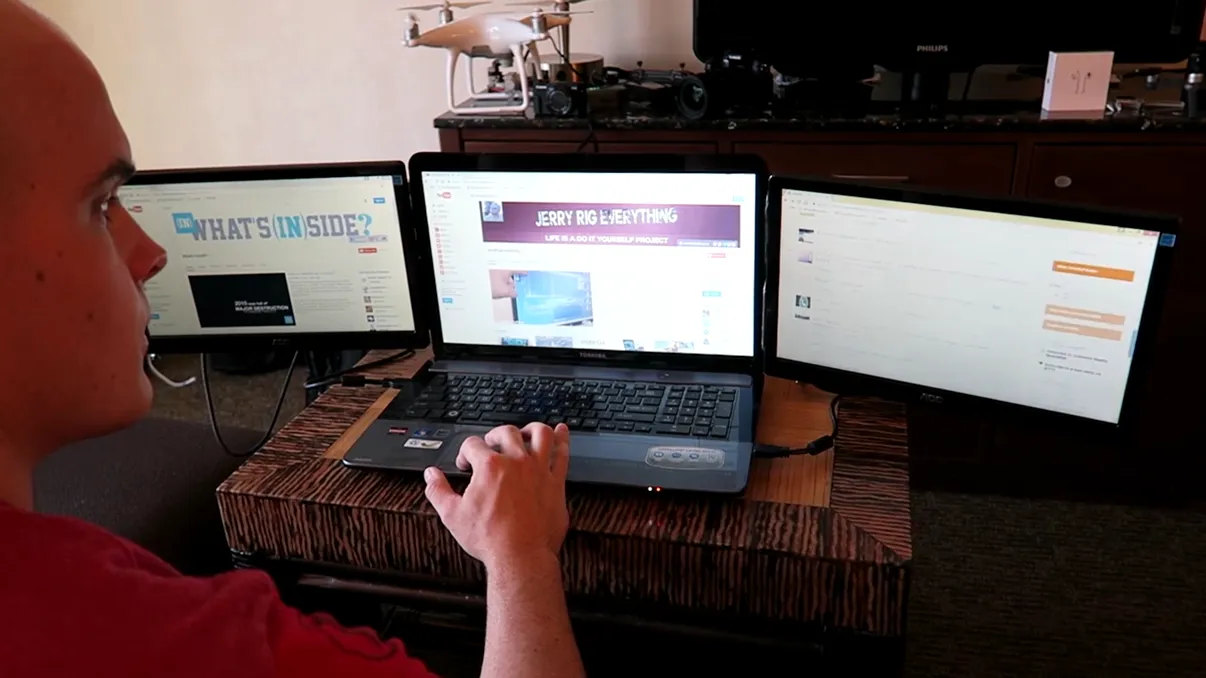 Un pasionat de gaming și-a creat propriul laptop cu trei ecrane [VIDEO]