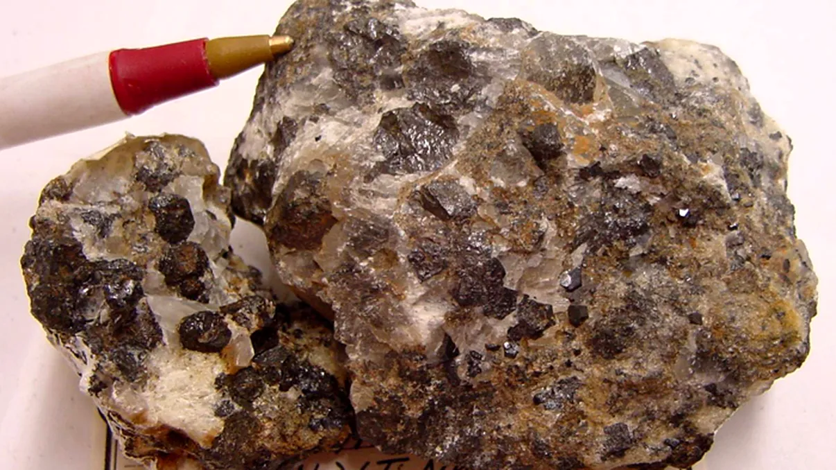 Un nou material poate transforma lumina, căldura și mișcarea în energie