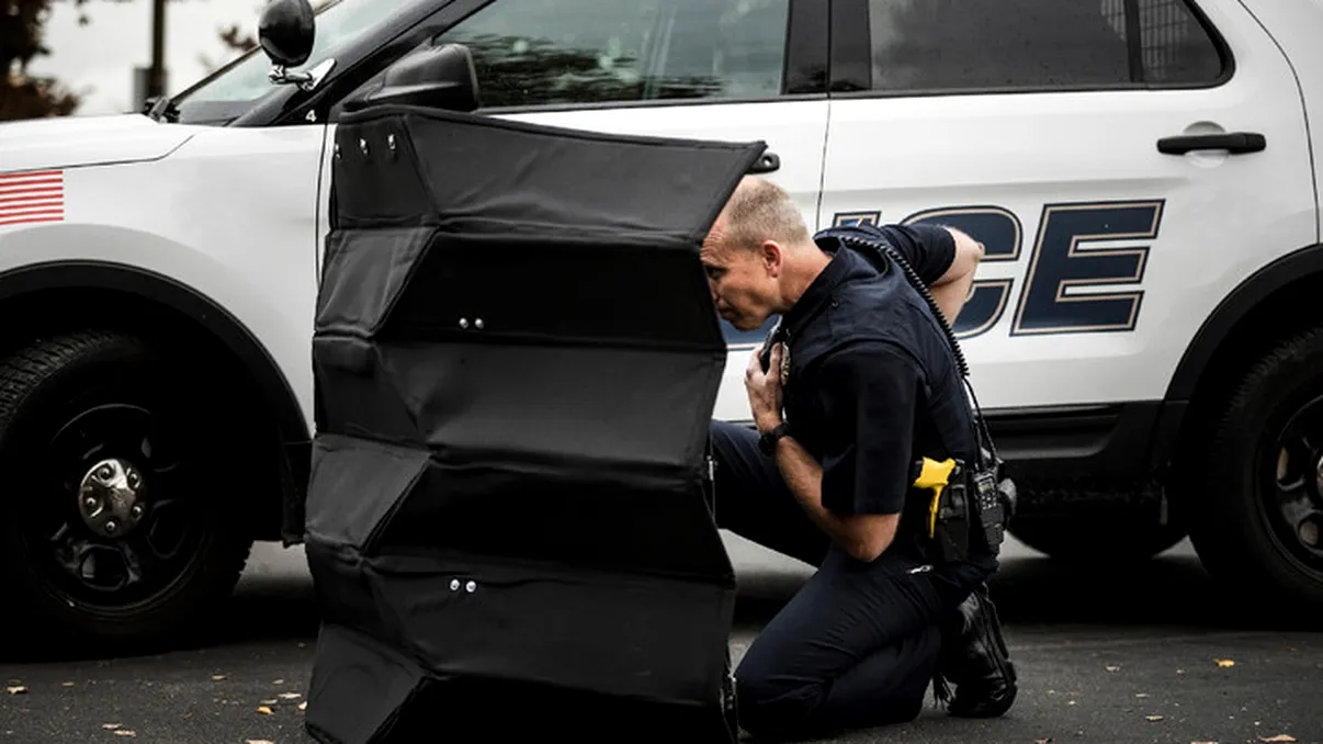 Acest scut antiglonț inspirat de origami poate proteja eficient polițiștii