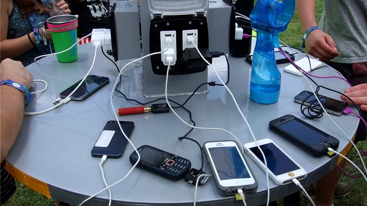 Încărcătoarele publice pentru telefoane îți pot fura datele fără să-ți dai seama
