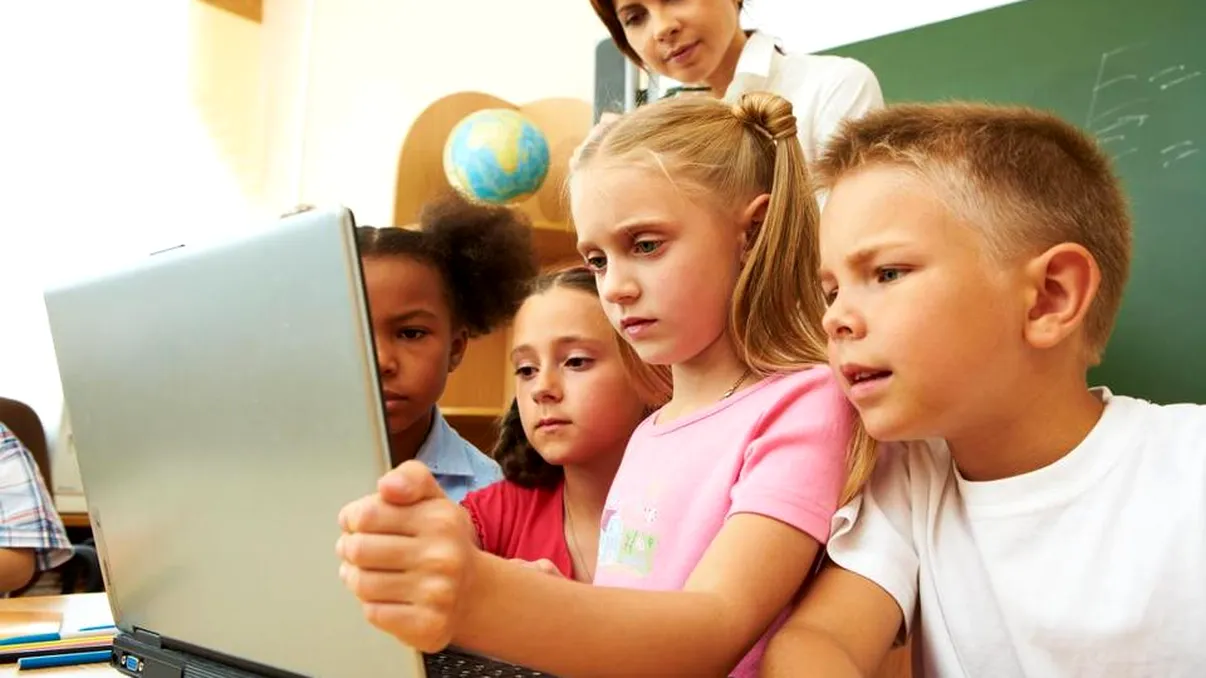 Această platformă românească îi face pe elevi să nu mai chiulească