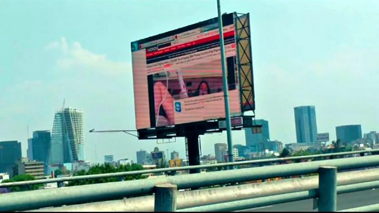 Hackerii au spart un panou publicitar și au afișat pornografie pe marginea șoselei