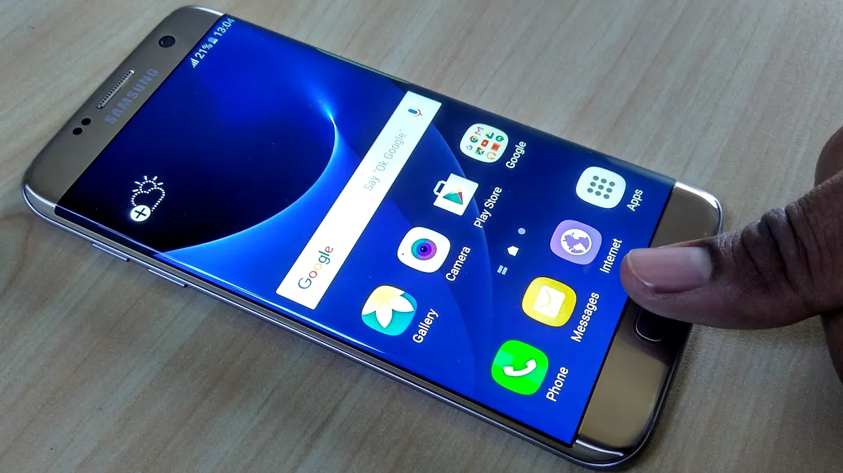 Samsung se pregătește să elimine senzorii de amprentă din telefoane