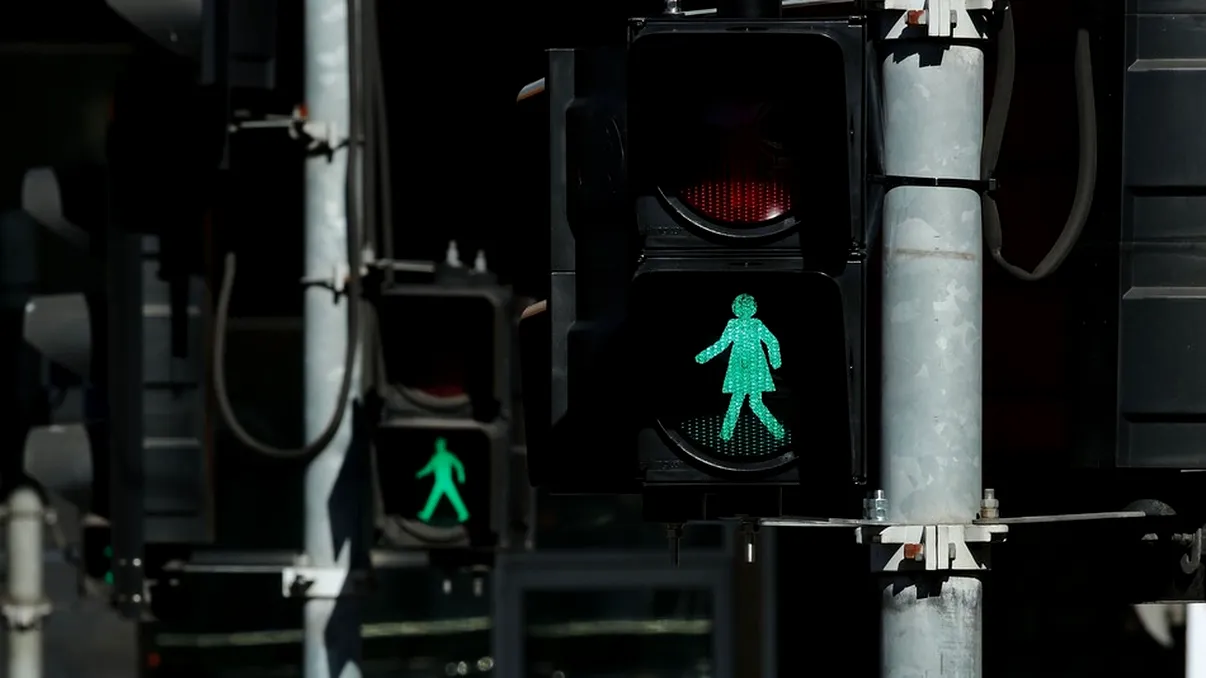 Un grup de cetățeni cere introducerea unor semafoare pietonale mai puțin sexiste