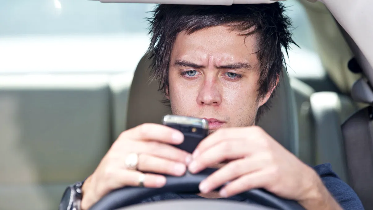 S-a confirmat, cei mai mulți dintre noi folosesc telefonul mobil la volan