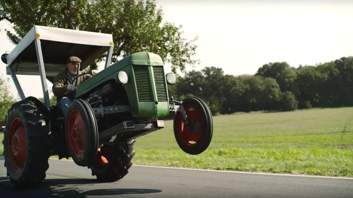 Poți conduce un tractor pe drumurile publice fără să ai permis de conducere