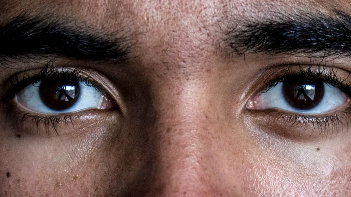 De ce îți e greu să menții contactul vizual cu persoana cu care porți o conversație