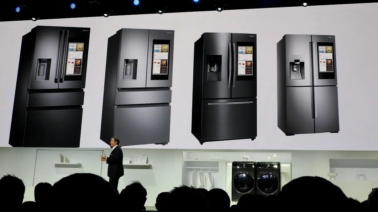 Asistentul virtual Bixby de pe Galaxy S8 ajunge pe frigiderele smart Family Hub 2.0