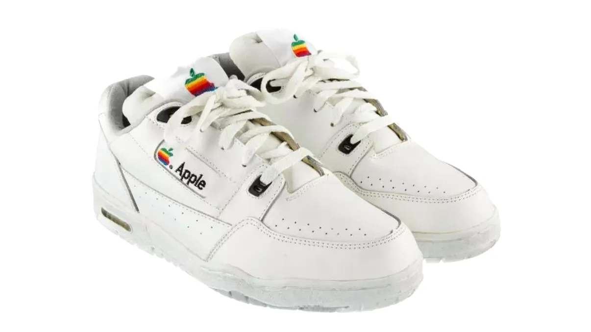 Adidașii Apple nu sunt o glumă și se vând la licitație cu o sumă generoasă
