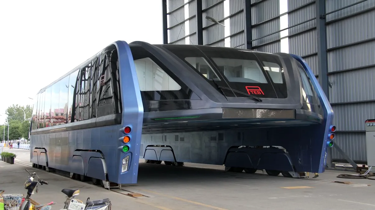 Autobuzul pe sub care puteai circula cu mașina s-a dovedit a fi o înșelătorie