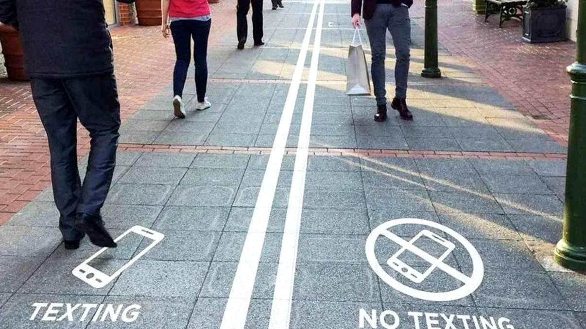 Dacă folosești telefonul mobil pe stradă, vei ajunge să mergi ciudat