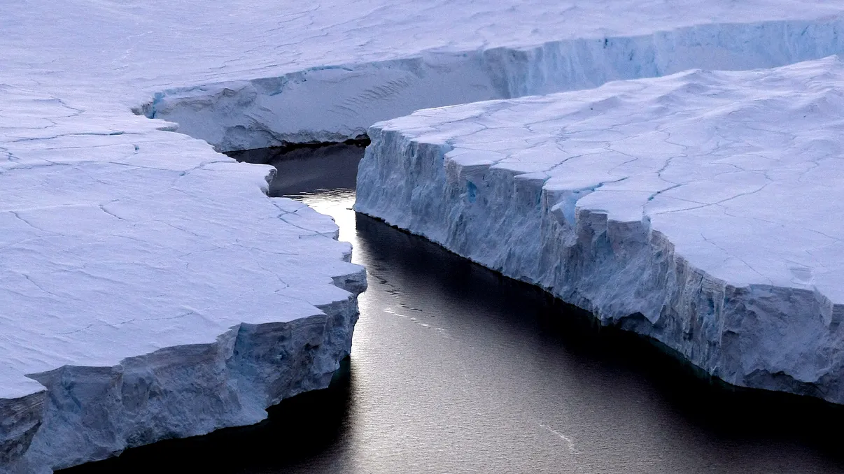 Un ghețar de mărimea unui județ s-a rupt de Antarctica