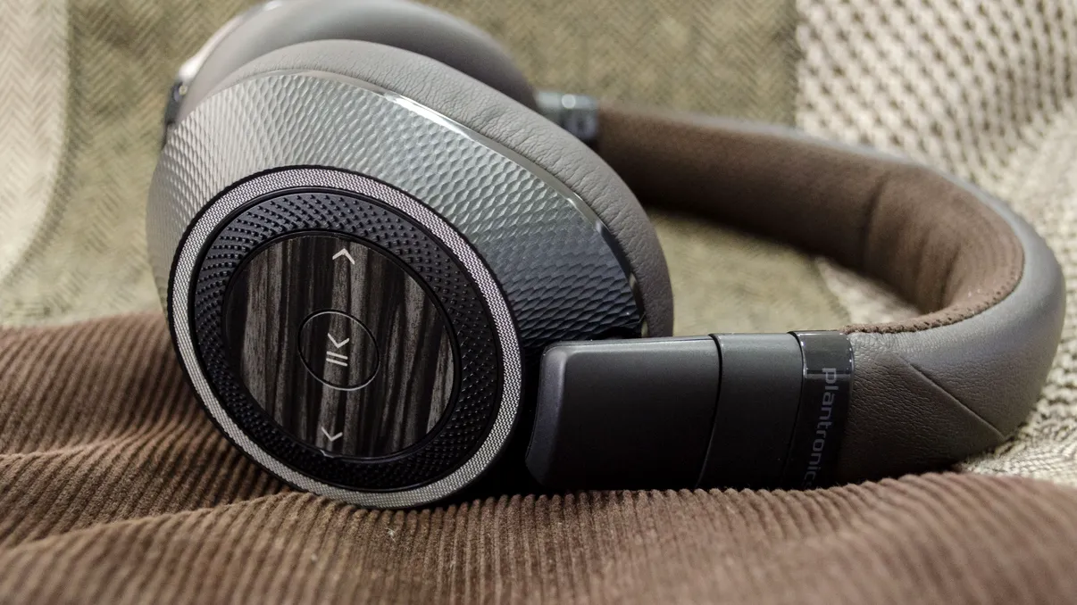Căștile Plantronics BackBeat PRO 2 îți oferă calitate audio, dar și o autonomie greu de egalat [PLAYTEST]