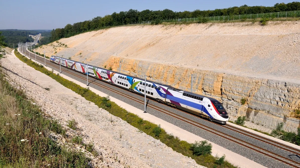 Cât încă aștepți CFR, China relansează cel mai rapid tren din lume