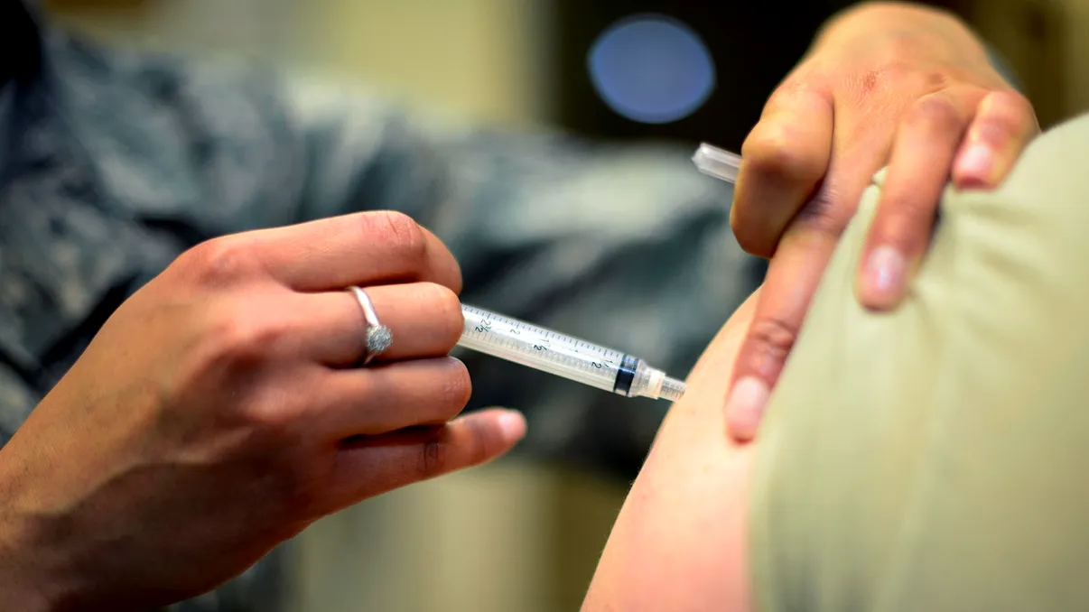 Vaccinul pentru noul virus, tot mai aproape: China începe testele pe oameni