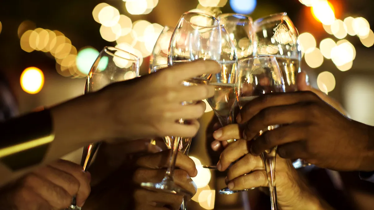 De ce vezi lumea mai frumoasă atunci când bei alcool