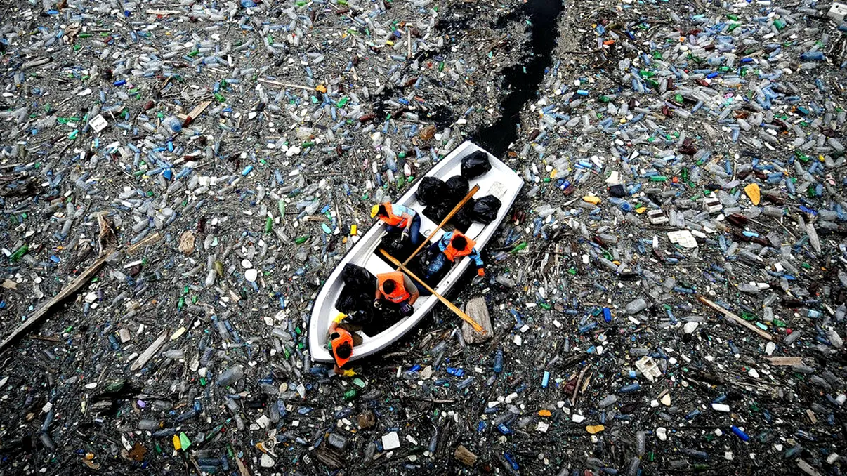 Zece fluvii din lume, responsabile pentru majoritatea plasticului din oceane