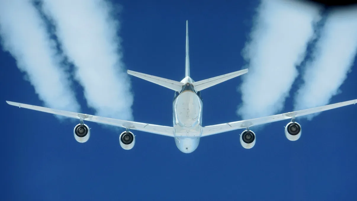 De ce ar trebui să renunțăm la zborurile cu avionul, deși nu ne place