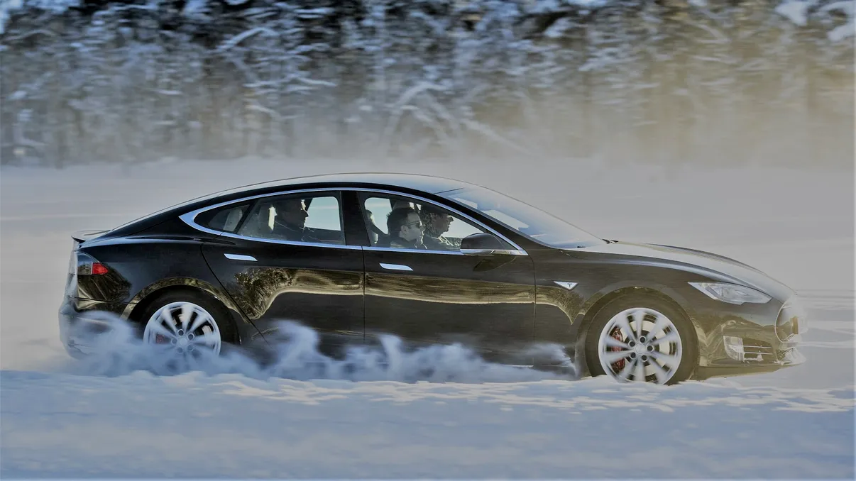 O Tesla tractează un camion pe zăpadă ca și cum pentru asta e construită