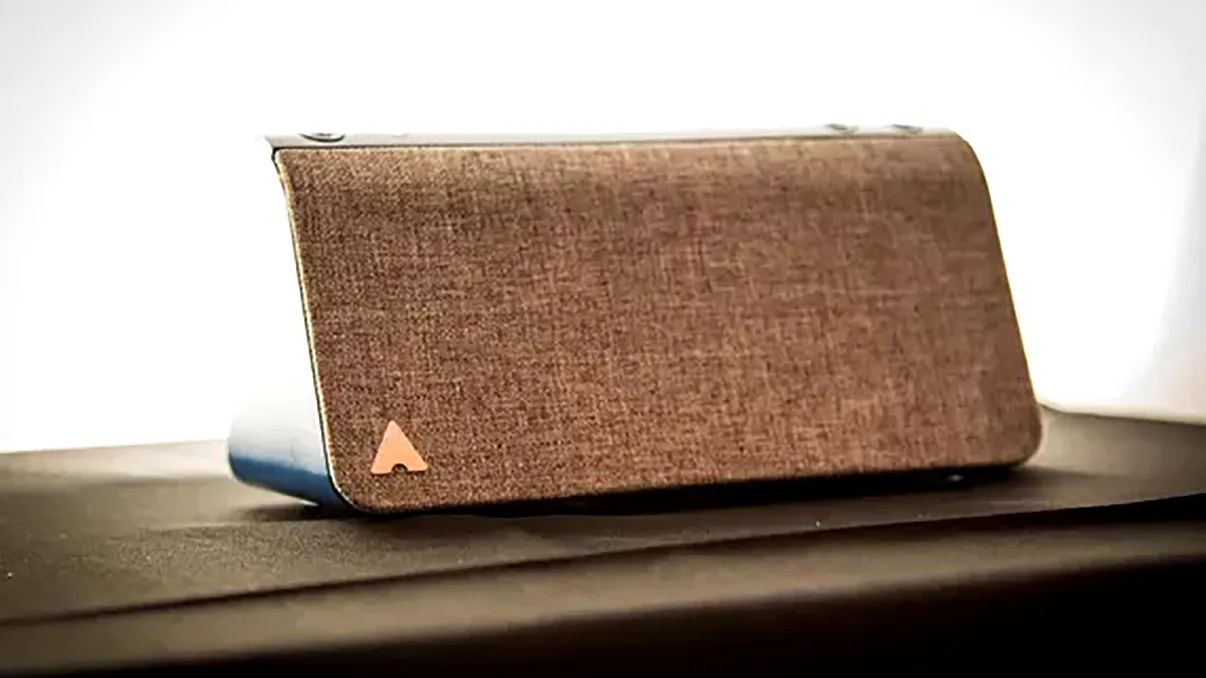 O boxă inteligentă păcălește hoții când nu ești acasă