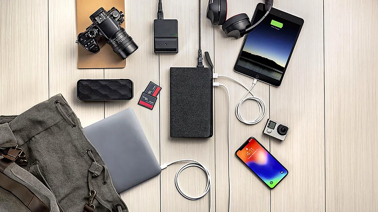 Cea mai mare baterie de la Mophie îți încarcă și telefonul, și laptopul